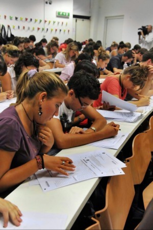 TRASFERIMENTI DALL&rsquo;ESTERO: SE SUSSISTE UN POSTO LIBERO DEVE ESSERE ASSEGNATO AI RICORRENTI